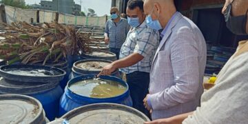 وكيل وزارة الصحة بالشرقية يقود حملة مكبرة على المنشآت الغذائية بديرب نجم ضبط وإعدام أكثر من ٨٢ طن أغذية وغلق مصنعان مخللات ومكان لتجهيز الطعام لمطعم شهير 1 - جريدة المساء