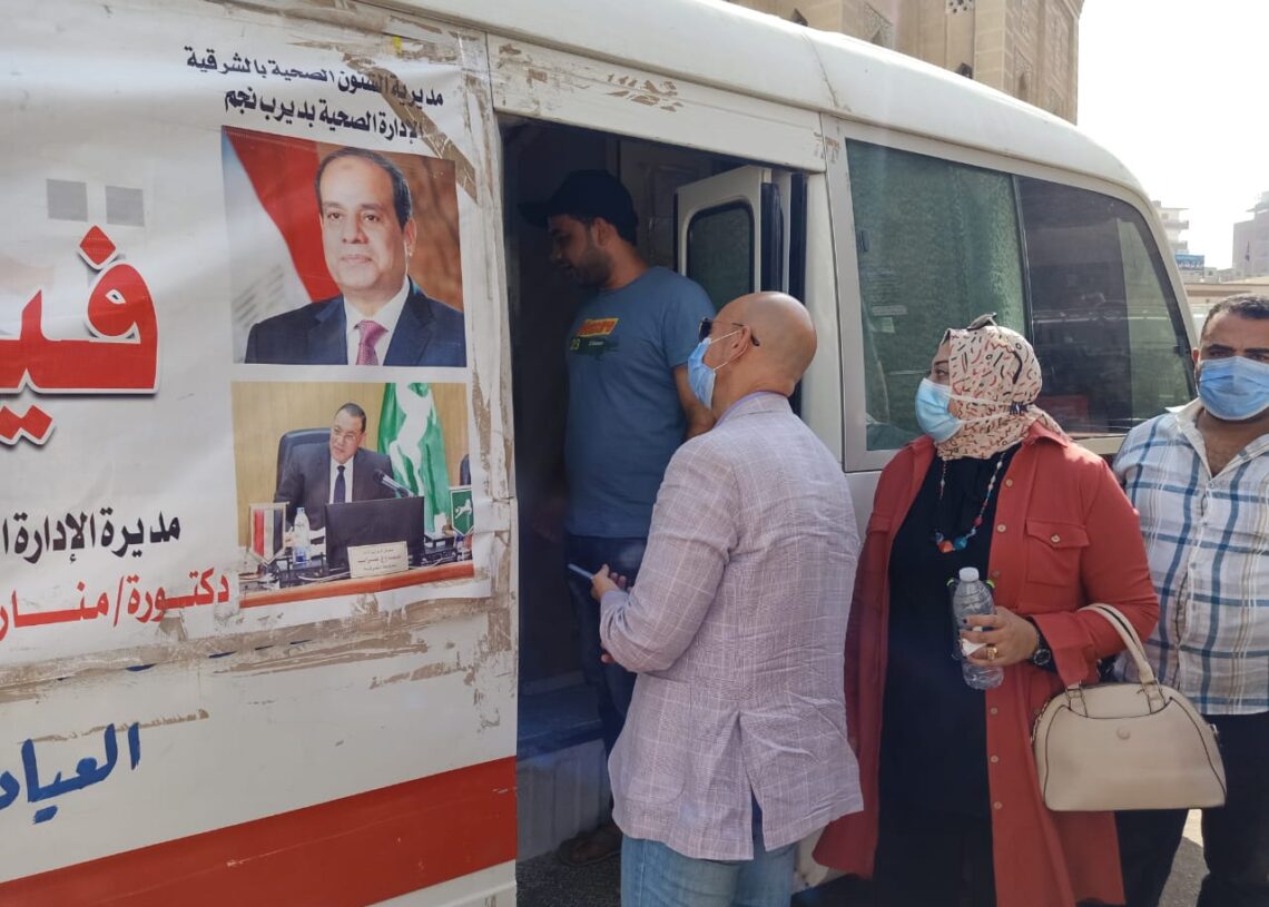 وكيل وزارة الصحة بالشرقية يتابع فرق تطعيم المواطنين بلقاح كورونا المتحركة بديرب نجم 19 - جريدة المساء