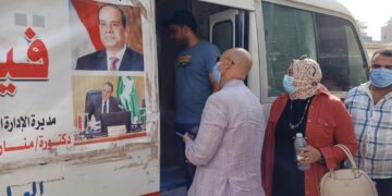 وكيل وزارة الصحة بالشرقية يتابع فرق تطعيم المواطنين بلقاح كورونا المتحركة بديرب نجم 1 - جريدة المساء