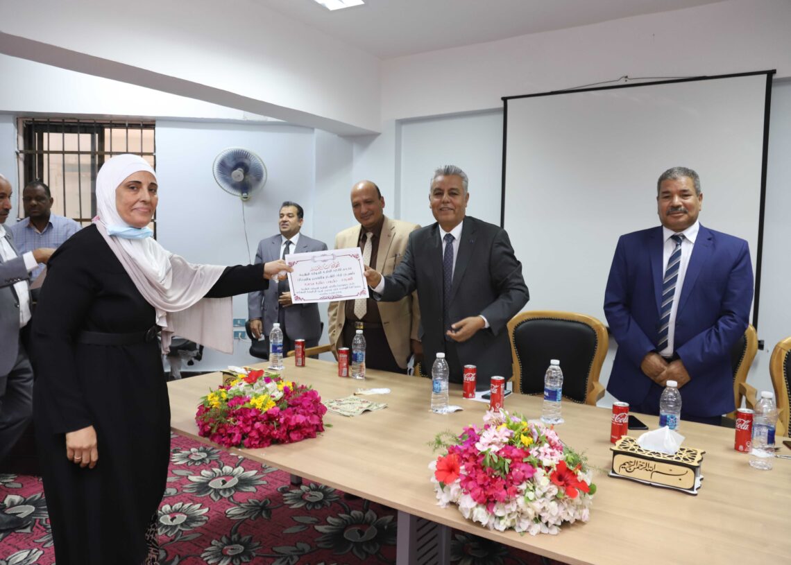رئيس جامعة جنوب الوادى يشهد حفل تكريم أول سيدة تتولى منصب أمين الجامعة المساعد 63 - جريدة المساء