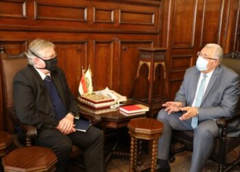 وزير الزراعة يبحث مع ممثل جامعة فلوريدا الأمريكية إنشاء مركز عالمى لإنتاج أجود أصناف شتلات الفراولة 23 - جريدة المساء