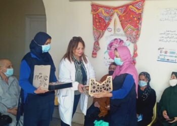 مديرة التأمين الصحي" القبطية" توزع حلوي المولد علي الموظفين والمرضي ببني سويف 25 - جريدة المساء