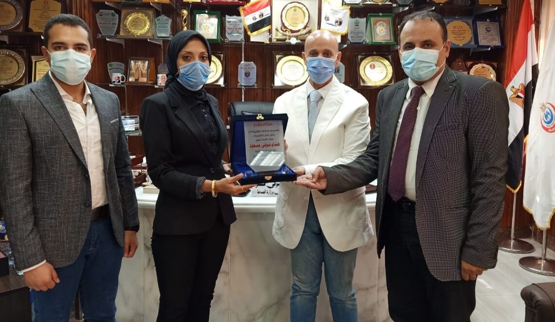 أطباء "الزقازيق العام " تهدي وكيل صحة الشرقية درعا تذكارية تقديراً لجهوده 20 - جريدة المساء أطباء "الزقازيق العام " تهدي وكيل صحة الشرقية درعا تذكارية تقديراً لجهوده 19 - جريدة المساء