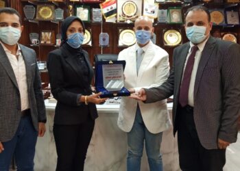 أطباء "الزقازيق العام " تهدي وكيل صحة الشرقية درعا تذكارية تقديراً لجهوده 17 - جريدة المساء