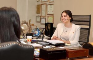 بالصور.. مايا مرسي تستقبل فتاة ضمن مبادرة "فتيات في أدوار قيادية" 23 - جريدة المساء