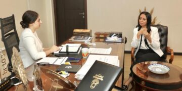 بالصور.. مايا مرسي تستقبل فتاة ضمن مبادرة "فتيات في أدوار قيادية" 1 - جريدة المساء