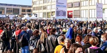 إقبال كبير من زوار المعرض