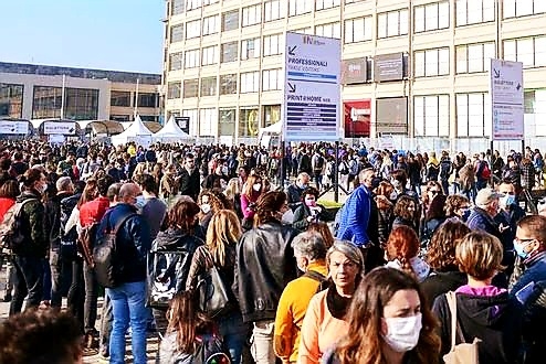 إقبال كبير من زوار المعرض