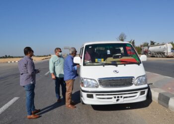 سكرتير مساعد بنى سويف يتفقد مواقف السيارات للتأكد من التزام السائقين بالأجرة المقررة 29 - جريدة المساء