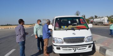 سكرتير مساعد بنى سويف يتفقد مواقف السيارات للتأكد من التزام السائقين بالأجرة المقررة 1 - جريدة المساء
