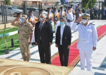 محافظ الوادي الجديد يضع إكليلًا من الزهور علي النصب التذكاري لشهداء الواجب  23 - جريدة المساء