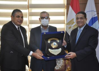 رئيس جامعة كفر الشيخ يهدى المحافظ ورئيس شركة العاصمة الإدارية درع الجامعة 14 - جريدة المساء