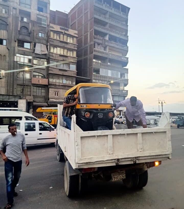 التحفظ على 3 تكاتك لسيرها بالمخالفة للقانون فى الشوارع الرئيسية بحى العجمى 17 - جريدة المساء