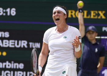 التونسية أنس جابر "سعيدة" بفوزها الأول على سفيتولينا فى بطولة التنس 19 - جريدة المساء