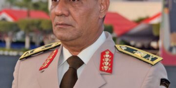 مدير الكلية الحربية يقدم للرئيس السيسي هدية تذكارية 1 - جريدة المساء