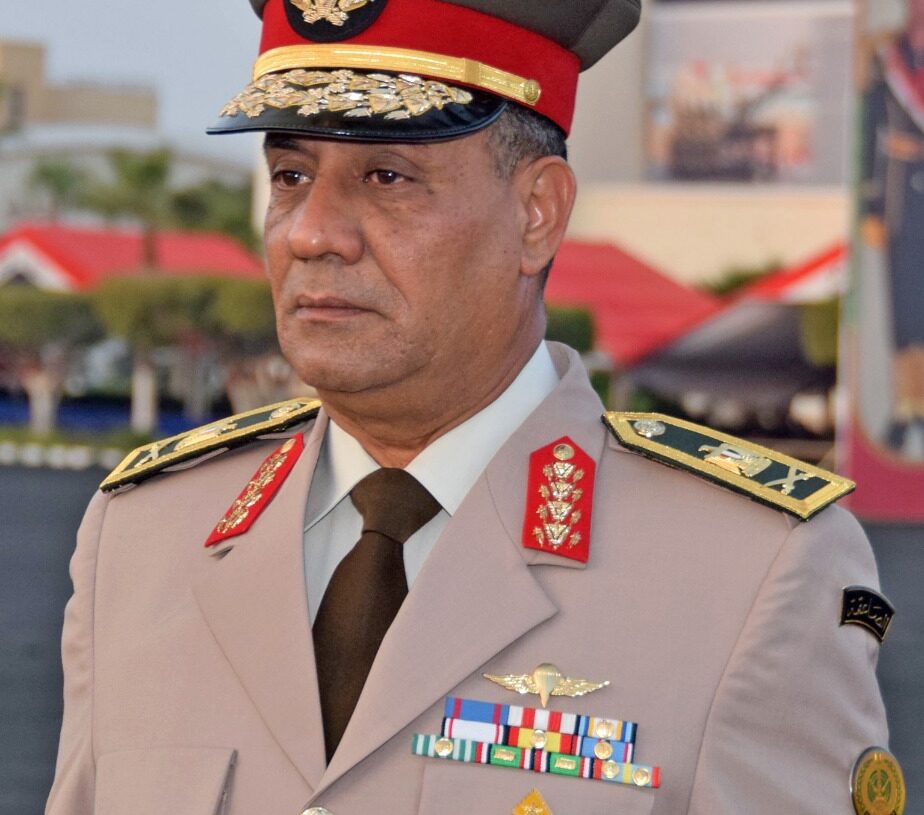 مدير الكلية الحربية يقدم للرئيس السيسي هدية تذكارية 19 - جريدة المساء