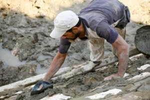 محافظ قنا يتفقد أعمال تبطين ترعة "أولاد نجم بهجورة" بنجع حمادى 22 - جريدة المساء