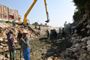 محافظ قنا يتفقد أعمال تبطين ترعة "أولاد نجم بهجورة" بنجع حمادى 24 - جريدة المساء