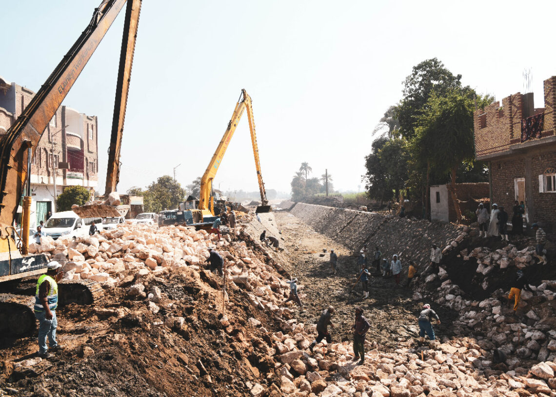 محافظ قنا يتفقد أعمال تبطين ترعة "أولاد نجم بهجورة" بنجع حمادى 18 - جريدة المساء