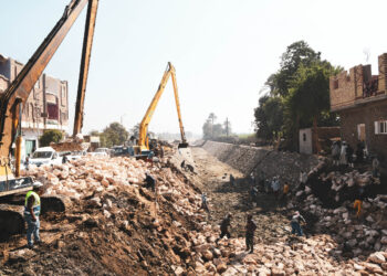 محافظ قنا يتفقد أعمال تبطين ترعة "أولاد نجم بهجورة" بنجع حمادى 23 - جريدة المساء