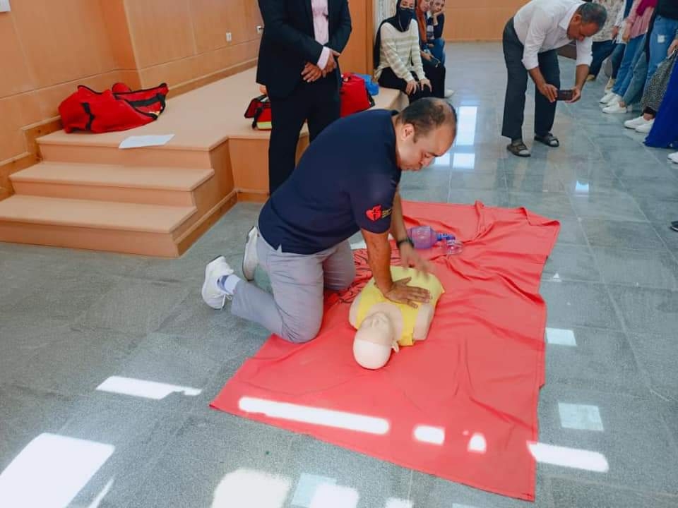 دورة تدريبية عن الاسعافات الأولية لطلاب كلية الألسن بالغردقة 19 - جريدة المساء دورة تدريبية عن الاسعافات الأولية لطلاب كلية الألسن بالغردقة 18 - جريدة المساء