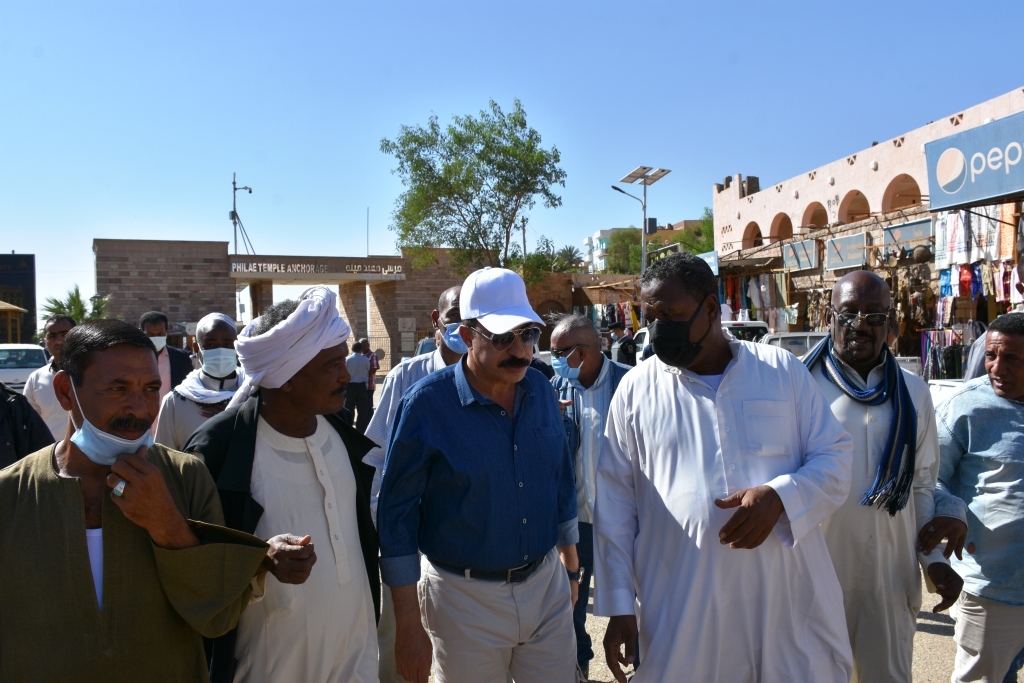 محافظ أسوان يؤكد علي سرعة انهاء اعمال النظافة في الطرق والشوارع الرئيسية والداخلية 19 - جريدة المساء