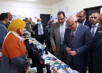 محافظ بورسعيد يتففد معرض منتجات المشروعات الصغيرة والمتوسطة والحرف التراثية 26 - جريدة المساء