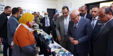 محافظ بورسعيد يتففد معرض منتجات المشروعات الصغيرة والمتوسطة والحرف التراثية 1 - جريدة المساء