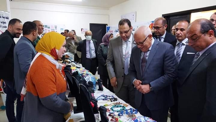 محافظ بورسعيد يتففد معرض منتجات المشروعات الصغيرة والمتوسطة والحرف التراثية 19 - جريدة المساء
