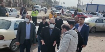 محافظ كفر الشيخ وسط العاملين بالشوارع الغرقانة 1 - جريدة المساء