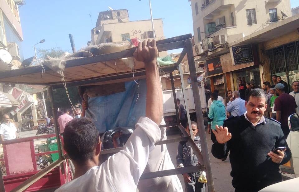 حملة مكبرة لإزالة الإشغالات بالسوق السياحى بأسوان 17 - جريدة المساء