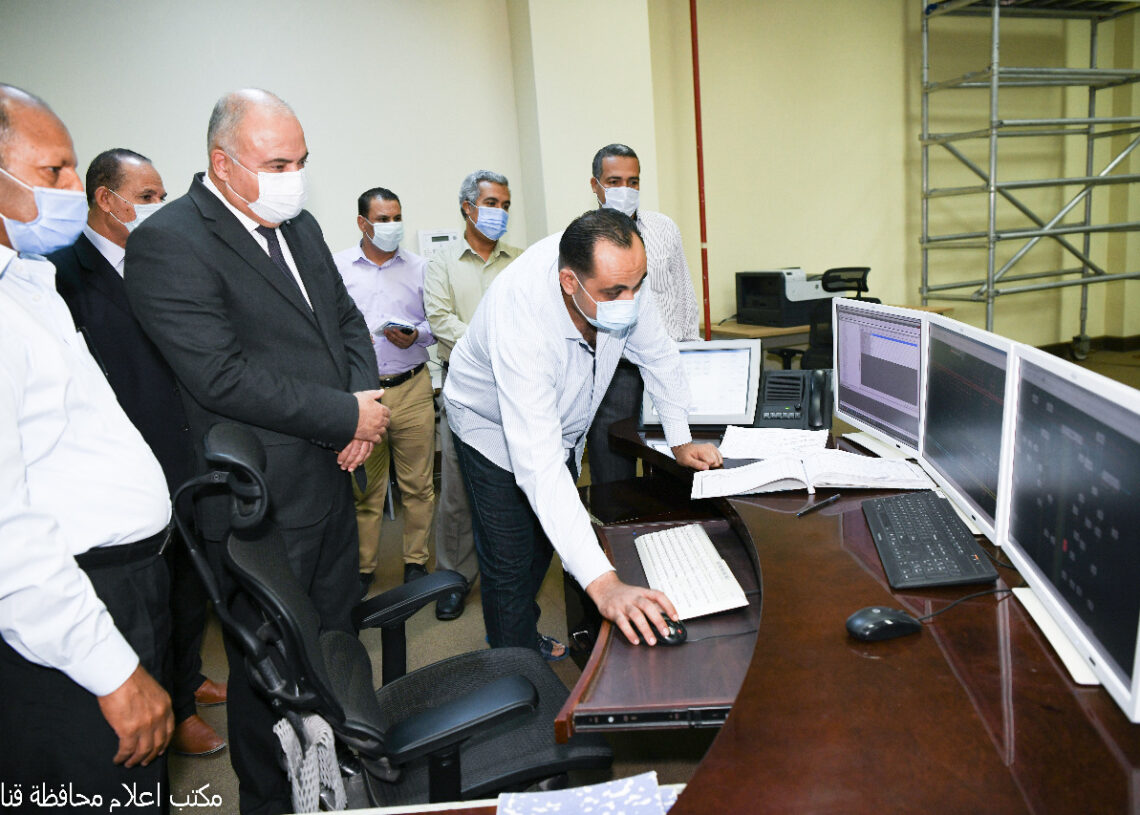 يراقب ٩٨ محطة .. محافظ قنا يتابع سير العمل بمركز تحكم الكهرباء الإقليمى بنجع حمادى 19 - جريدة المساء يراقب ٩٨ محطة .. محافظ قنا يتابع سير العمل بمركز تحكم الكهرباء الإقليمى بنجع حمادى 18 - جريدة المساء