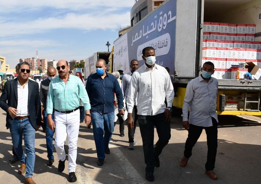 محافظ أسوان يؤكد علي الالتزام بتوزيع المساعدات علي المستحقين من متضرري السيول 18 - جريدة المساء