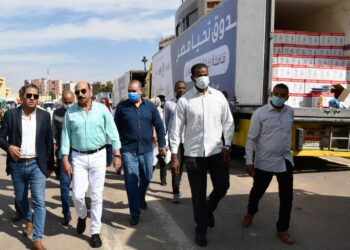 محافظ أسوان يؤكد علي الالتزام بتوزيع المساعدات علي المستحقين من متضرري السيول 22 - جريدة المساء