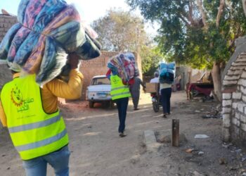 "صناع الخير" تطلق قافلة إغاثية عاجلة لدعم أهالي قرى سيول أسوان 21 - جريدة المساء