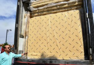 محافظ أسوان يؤكد علي الالتزام بتوزيع المساعدات علي المستحقين من متضرري السيول 20 - جريدة المساء