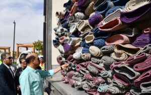 محافظ أسوان يؤكد علي الالتزام بتوزيع المساعدات علي المستحقين من متضرري السيول 22 - جريدة المساء