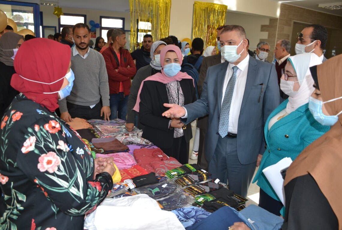 معرض خيري بكلية تمريض الإسكندرية لتوفير الملابس للطلاب 17 - جريدة المساء