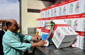 محافظ أسوان يؤكد علي الالتزام بتوزيع المساعدات علي المستحقين من متضرري السيول 24 - جريدة المساء