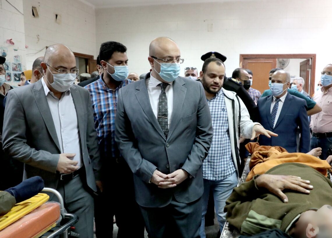 محافظ بني سويف يزرو مصابي تصادم لوري شرطة بسيارة نقل 15 - جريدة المساء