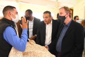 محافظ قنا ووفد وزارة التنمية المحلية تفقدوا معرض المنتجات الحرفية والتراثية بالمنطقة الصناعية بقفط 37 - جريدة المساء