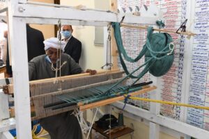 محافظ قنا ووفد وزارة التنمية المحلية تفقدوا معرض المنتجات الحرفية والتراثية بالمنطقة الصناعية بقفط 25 - جريدة المساء