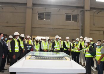 محافظ قنا ووفد البنك الدولى تفقدوا مصنع إنتاج الدهانات والطلاء بمنطقة قفط الصناعية .. صور 35 - جريدة المساء