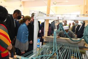 محافظ قنا ووفد وزارة التنمية المحلية تفقدوا معرض المنتجات الحرفية والتراثية بالمنطقة الصناعية بقفط 29 - جريدة المساء