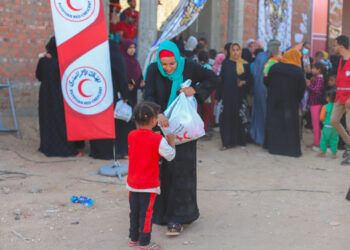 "نيفين القباج": 150 ألف مواطن مستفيد من مخيمات ومستشفيات الهلال الأحمر 28 - جريدة المساء