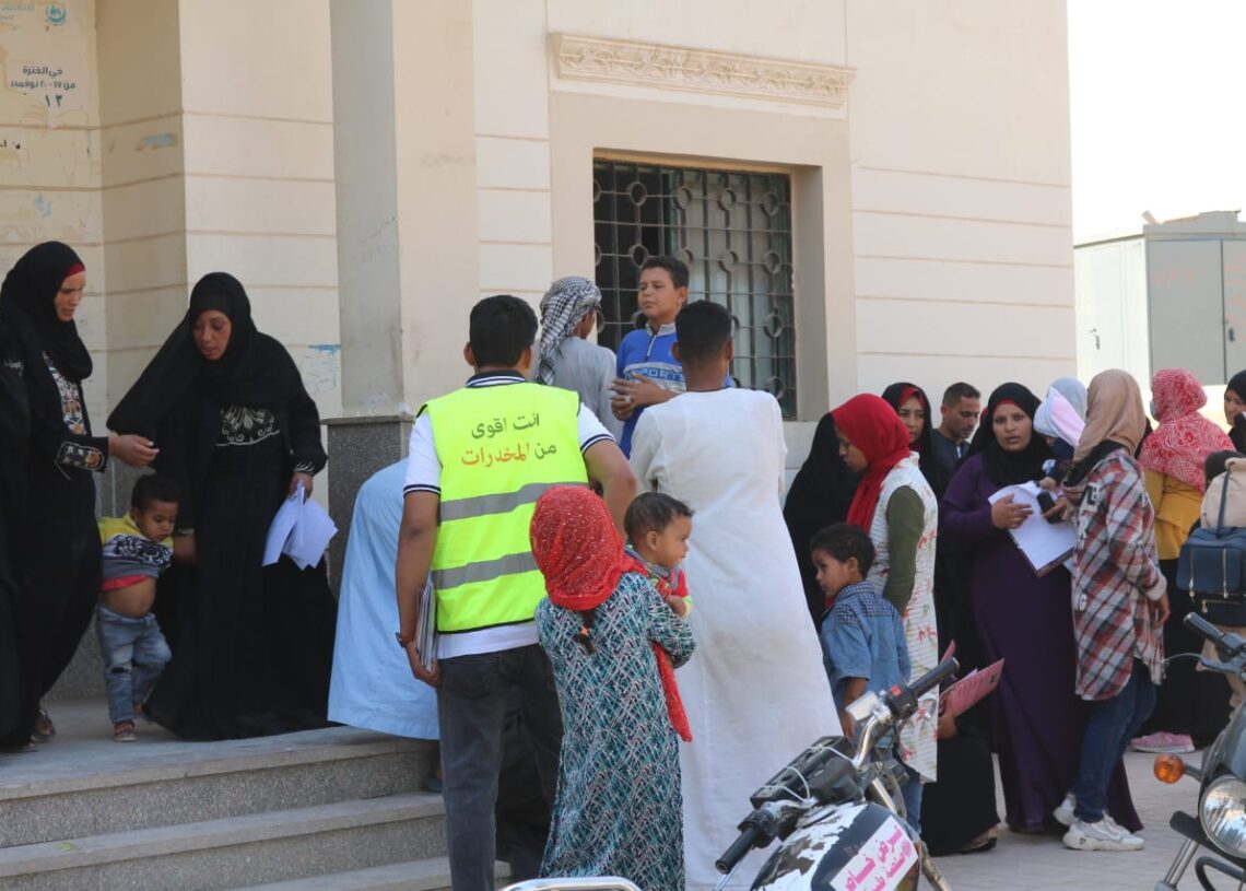 علاج ٧٠٨ مواطنين بالمجان فى قافلة جامعة جنوب الوادى بقرية البطحة بنجع حمادى 18 - جريدة المساء