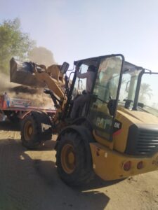 "السمان" يقود حملة مكبرة لإزالة مخلفات الرى بقرية البحرى قمولا بقنا .. صور 23 - جريدة المساء