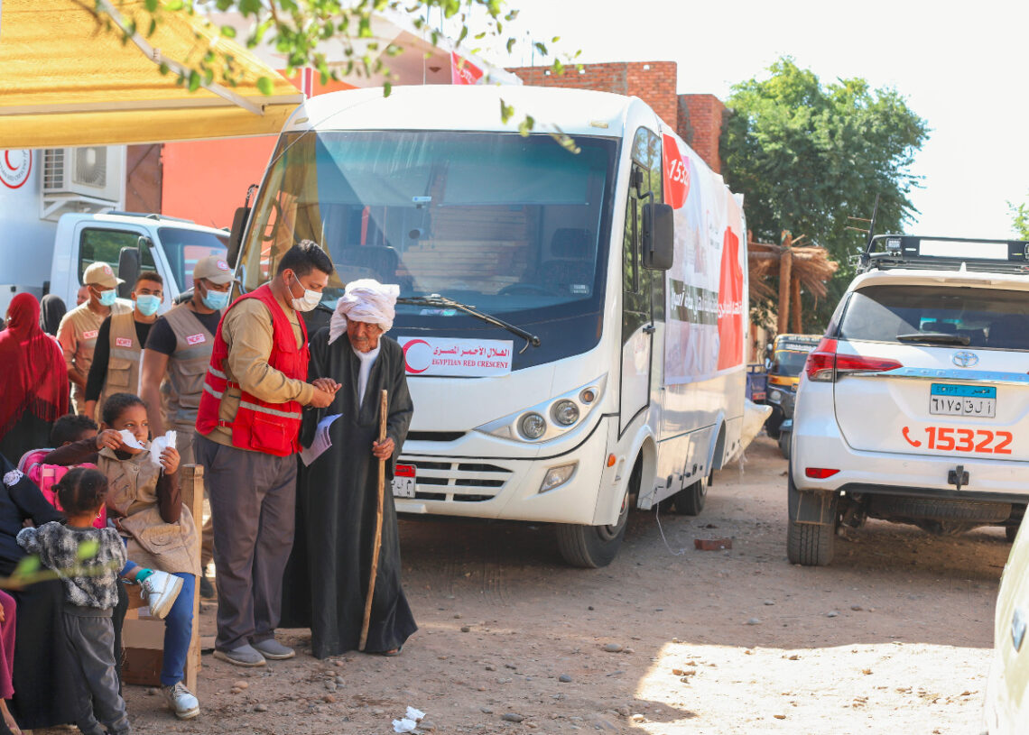 "الهلال الأحمر" يواصل تقديم مساعداته لأهالي ضحايا معدية المنوفية 18 - جريدة المساء