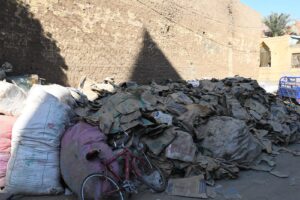 محافظ قنا يوجه بسرعة إزالة القمامة من شوارع "دشنا" .. صور 27 - جريدة المساء