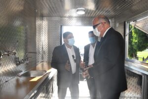 بأيادي قنائية .. إنتاج أول نموذج محلى لعربة متنقلة لتقديم المأكولات تمهيدًا لطرحها للشباب 23 - جريدة المساء